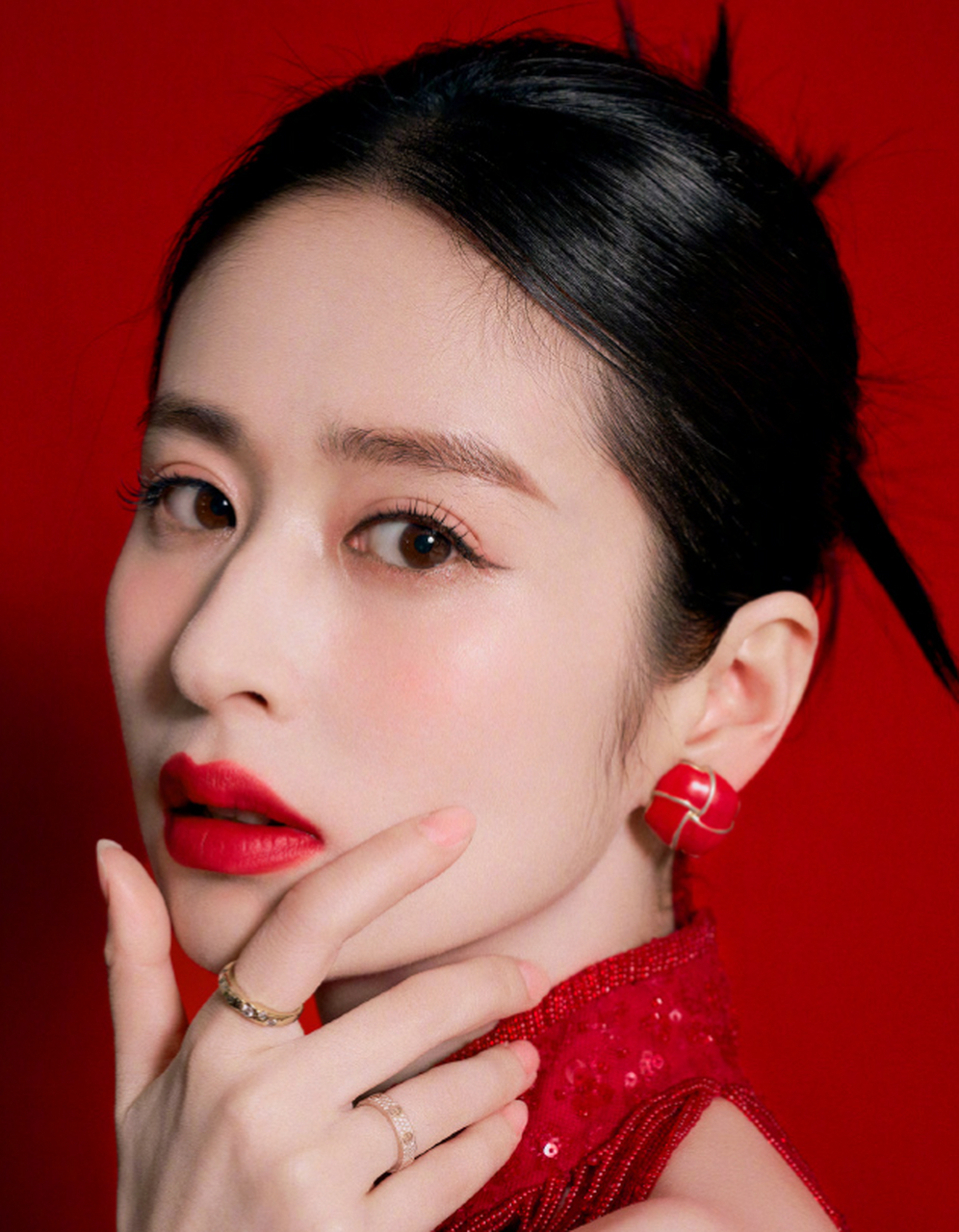 颖儿的红色礼服照,美得很明艳!