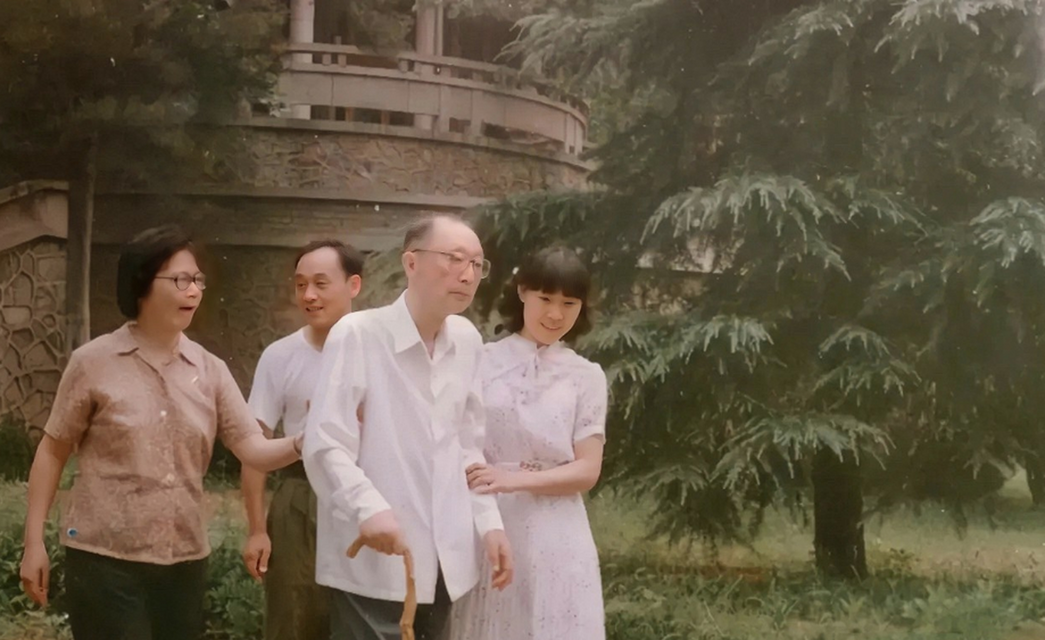 1984年,年过八旬的聂荣臻在女儿聂力,女婿丁衡高和孙女聂菲的陪伴下