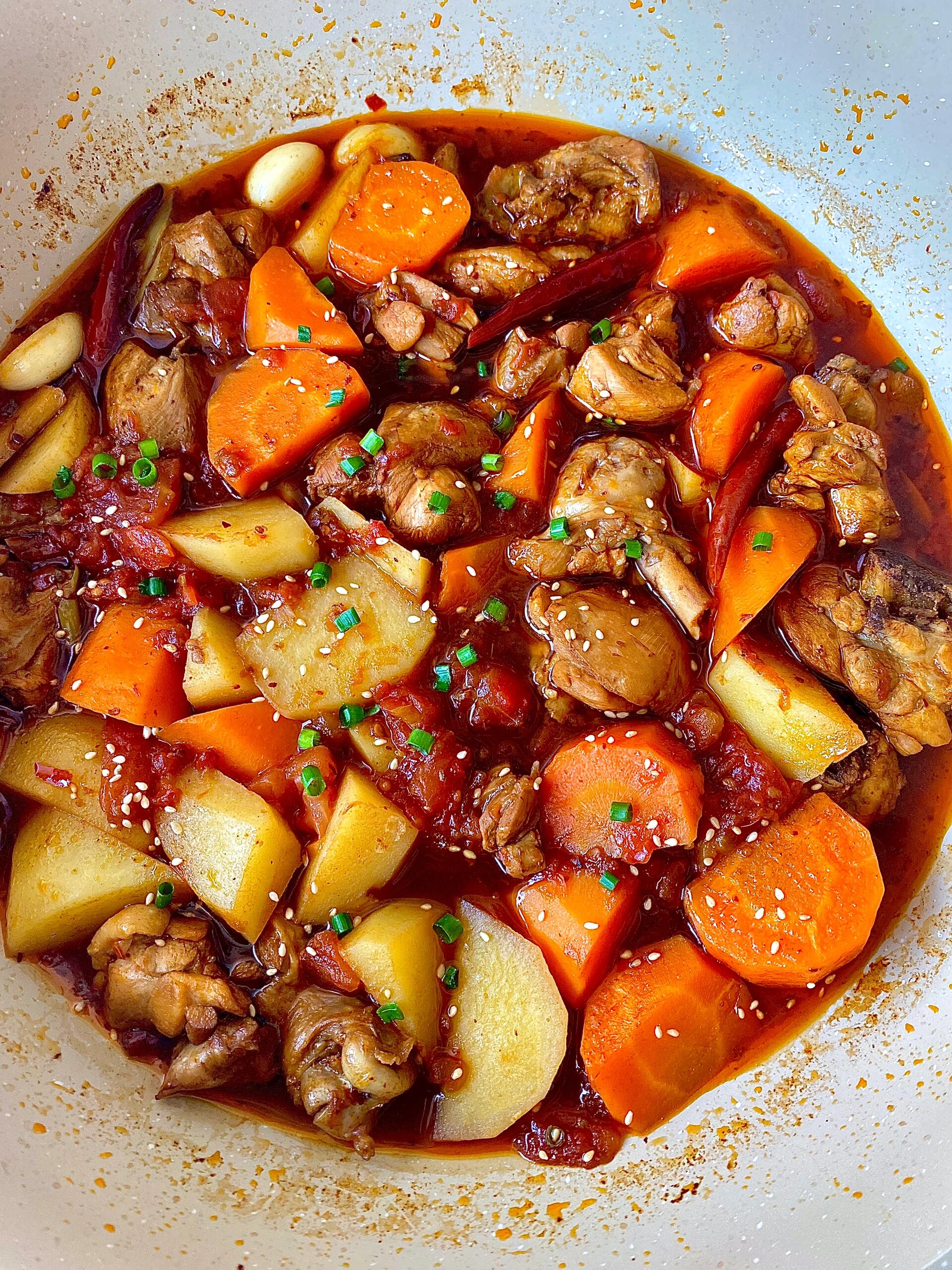 有一次,我和朋友们一起去一家火锅店尝试了番茄火锅鸡,那独特的卫道