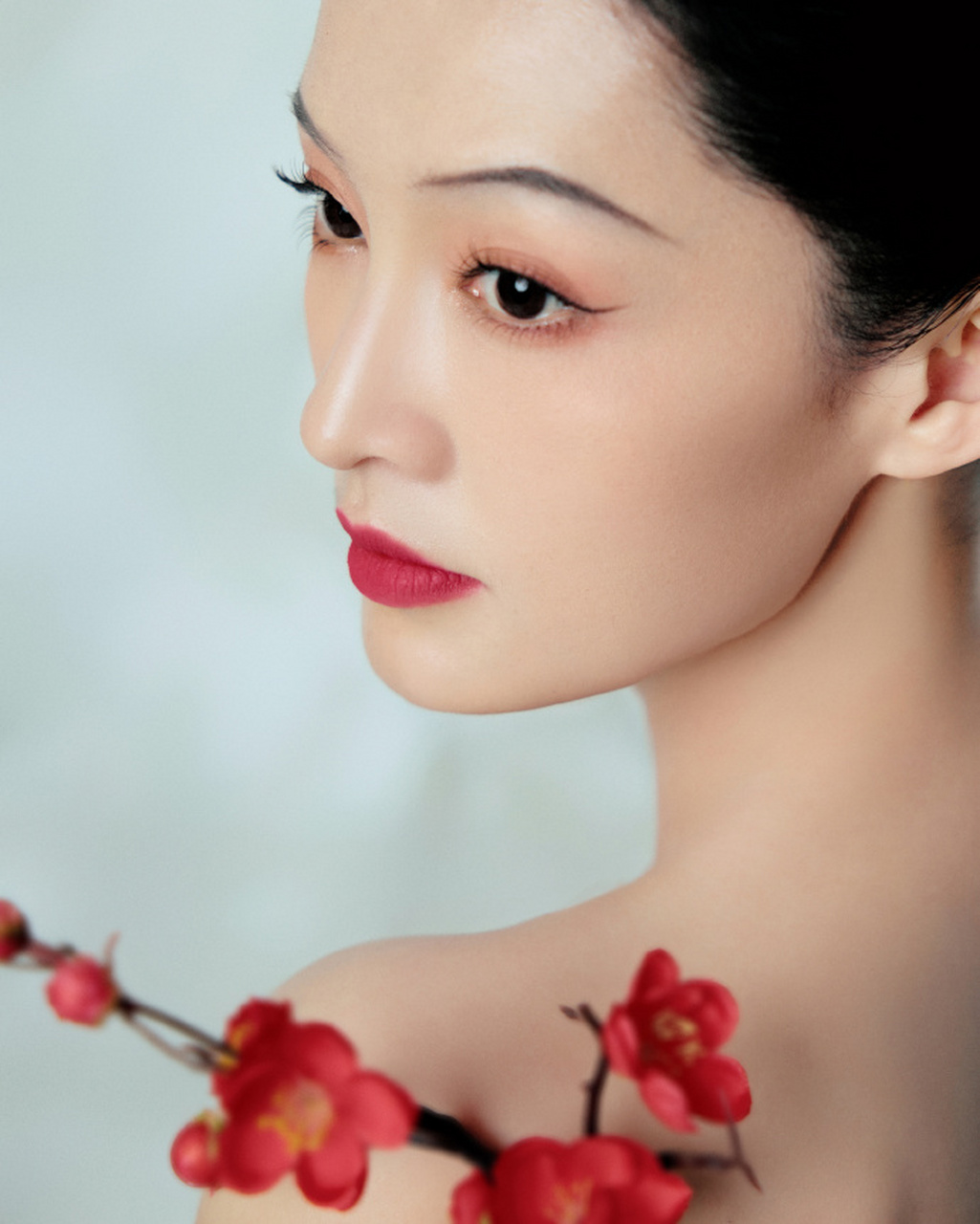 浓妆淡抹总相宜的脸,配上一枝红梅,美感都有了.