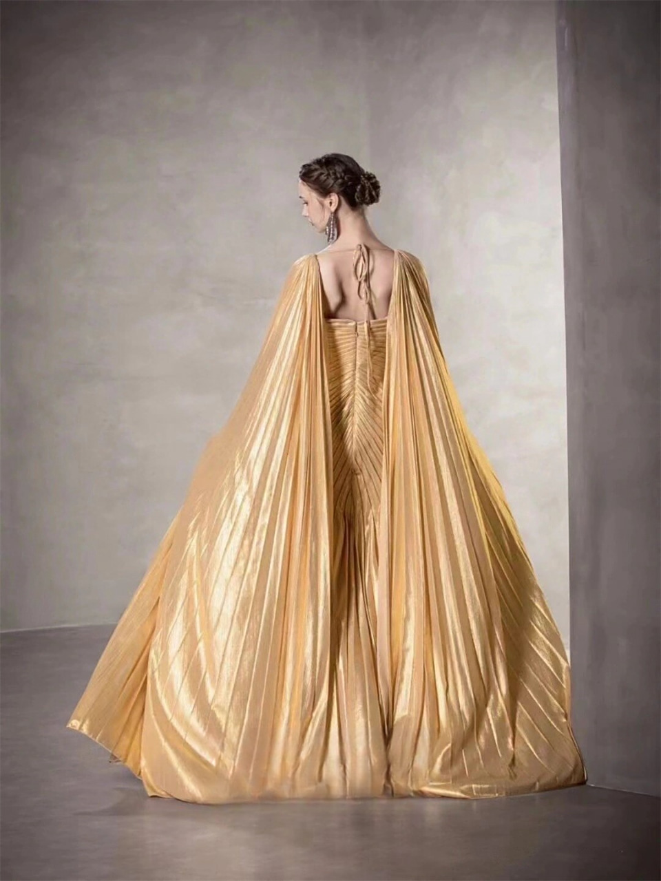 线条型女王范晚礼服  想象一下,领口处那精致独特的方领设计,宛如古典