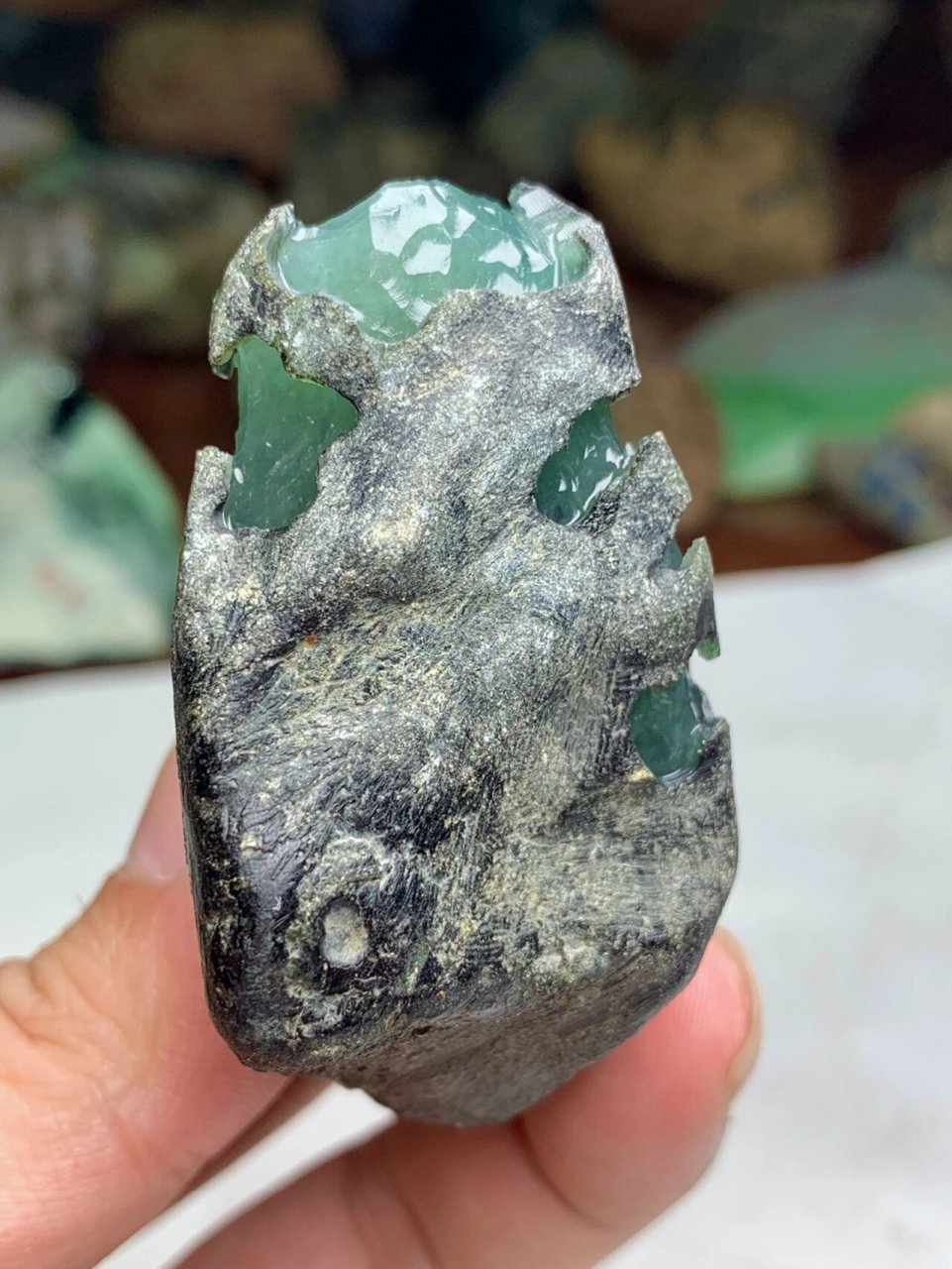 点击头像看直播# #翡翠原石#墨翠的主要矿物为绿辉石,含有少量的佑耨