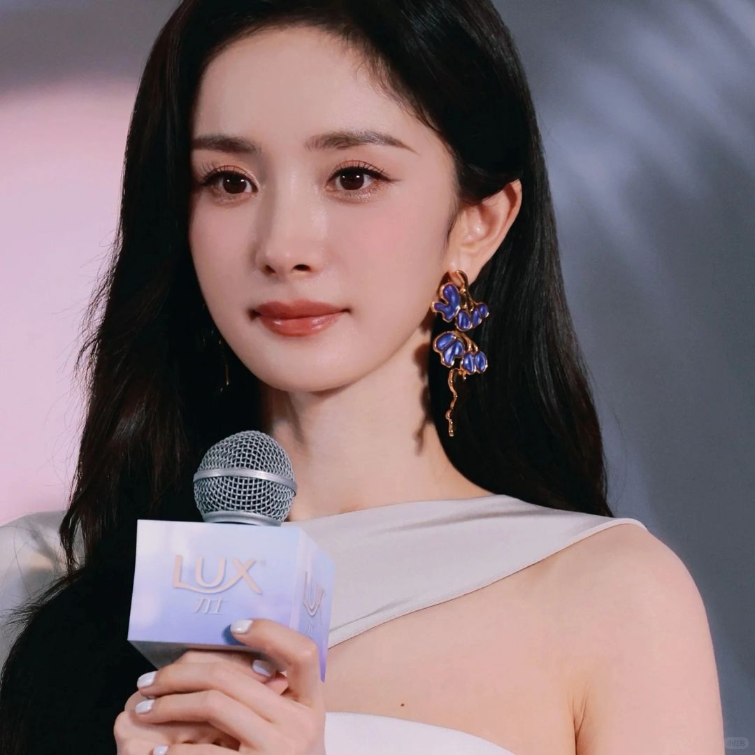 杨幂双眼皮之谜 亲们,最近.@胡哥聊娱乐圈的动态