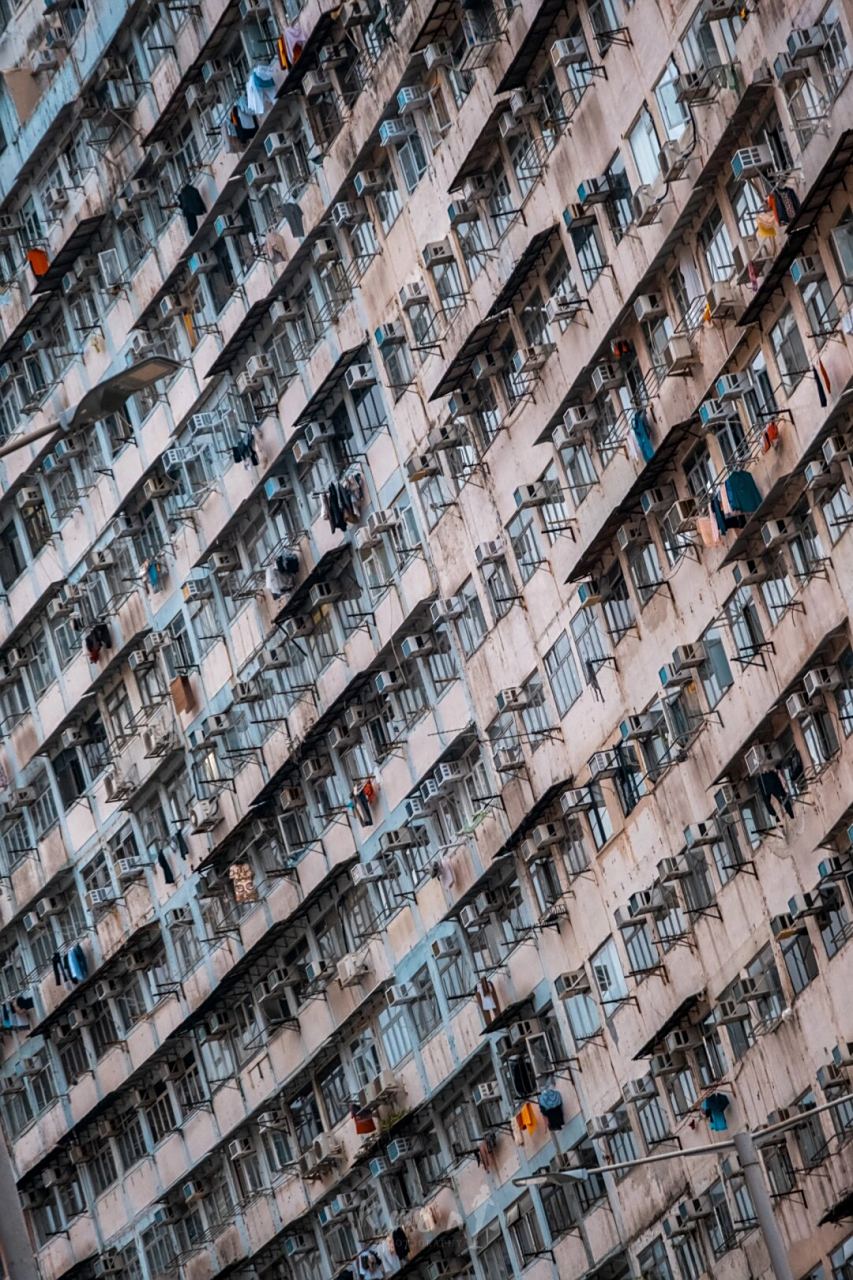 🏙️怪兽大厦,这座密集而对称的建筑群,仿佛是一个巨大的深渊,无