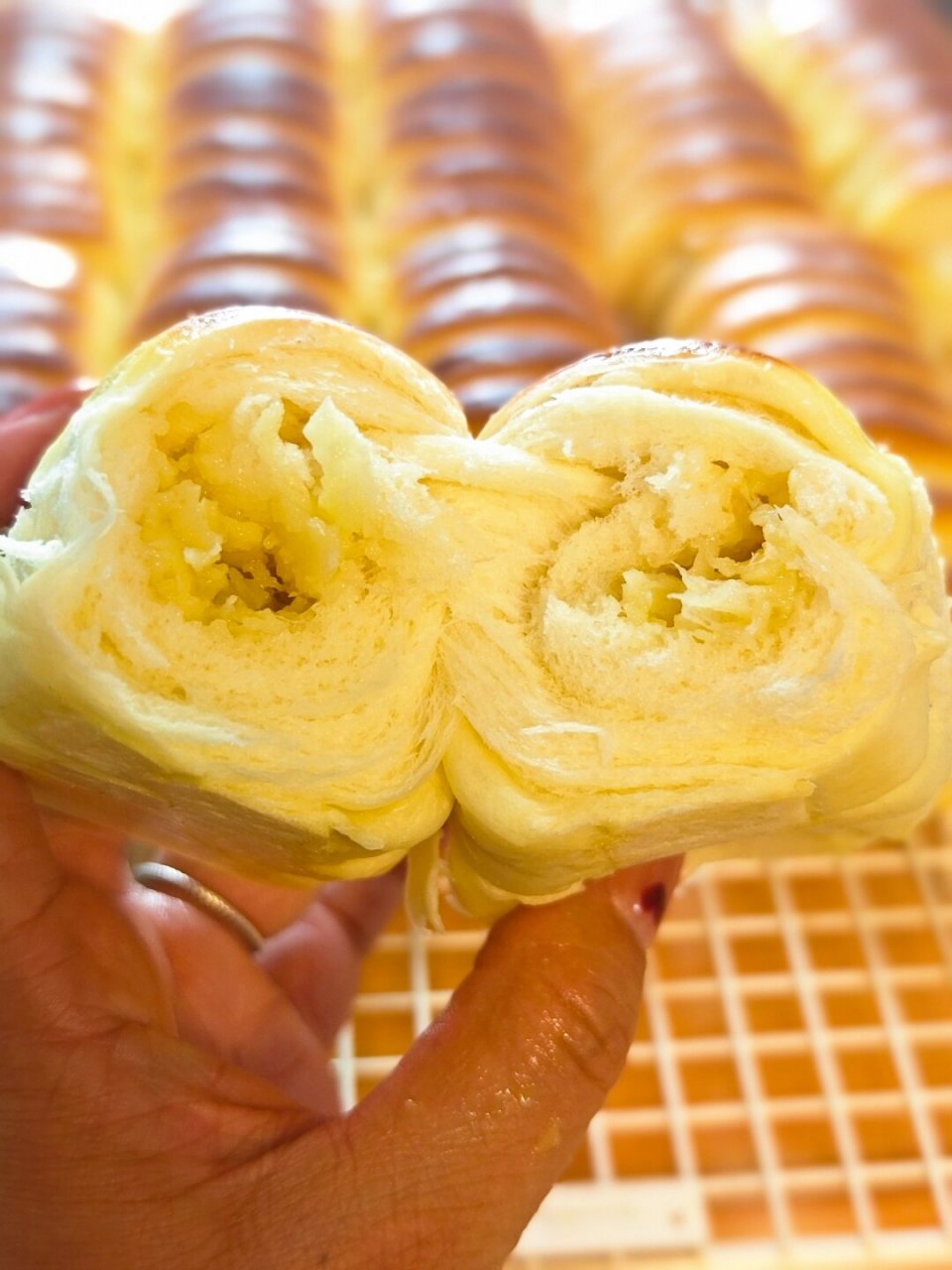 🤤🍞  这款榴莲排包外皮松软得恰到好处,一咬下去,内馅的香甜细腻