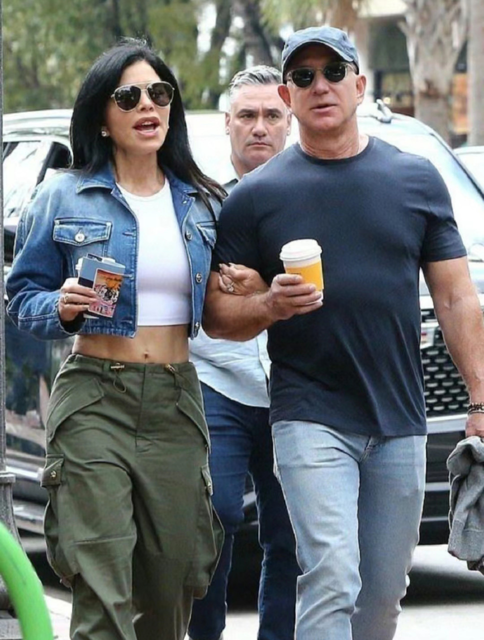 杰夫·贝索斯未婚妻54岁劳伦·桑切斯一件白色紧身背心大秀腹肌马甲线