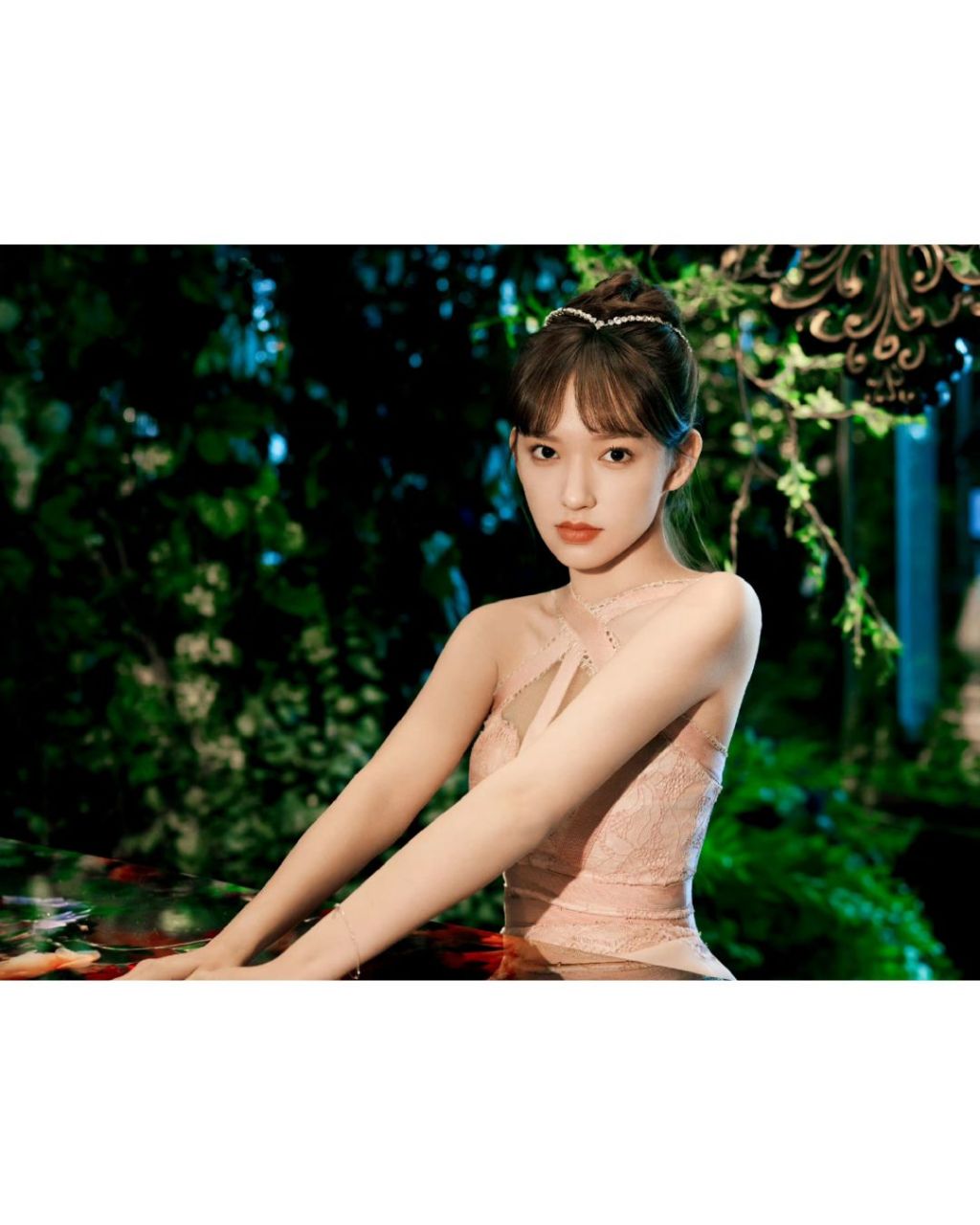 程潇罕见美照背后的故事  在光影交错的世界里,总有一些瞬间如同流星