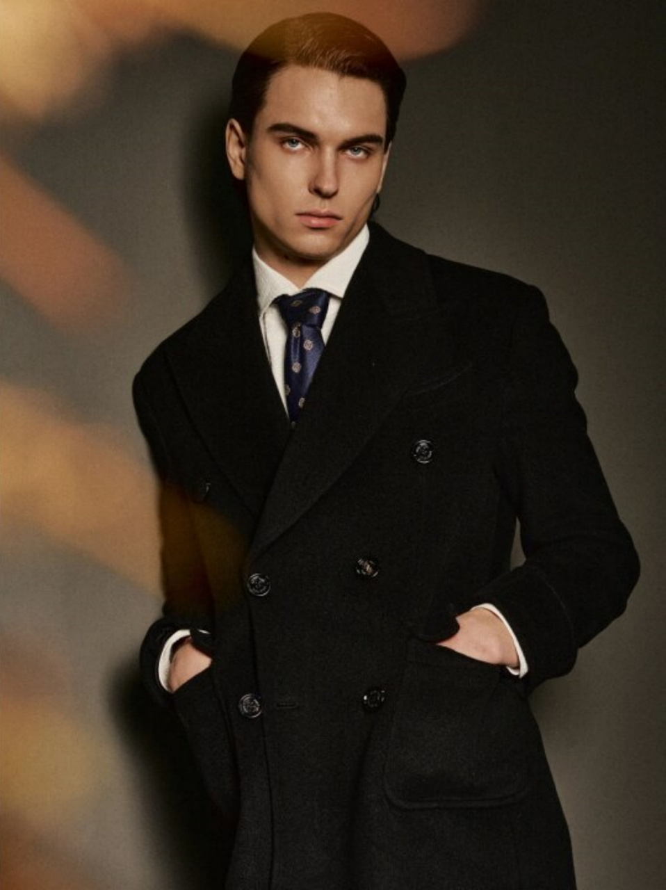 📸 镜头下的男士,身着复古风格的商务男装,散发着浓郁的英伦葡ⅱ