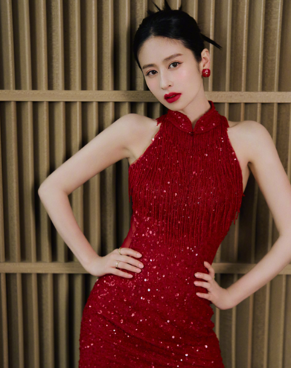颖儿的红色礼服照,美得很明艳!