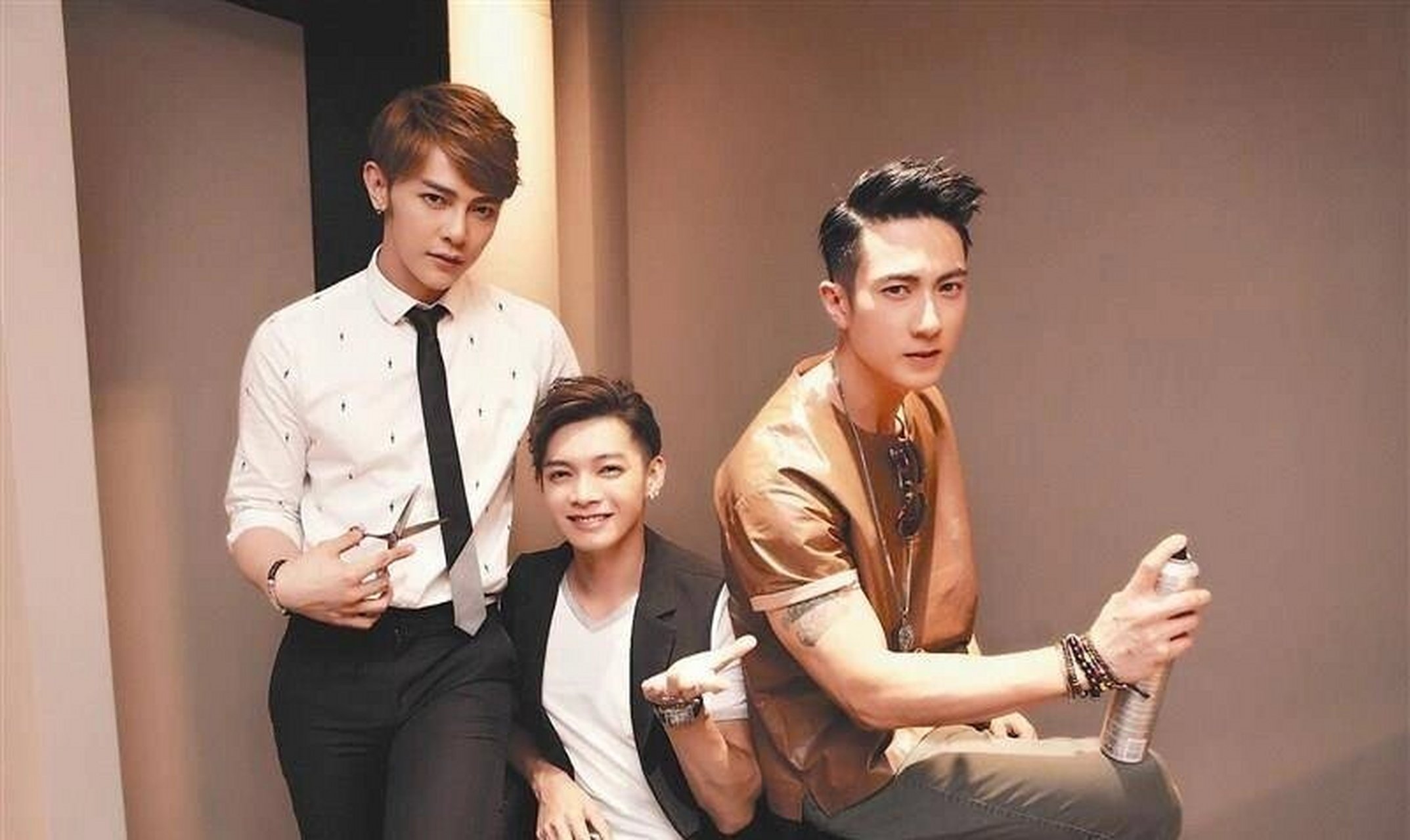 笑死75汪东城这是赤裸裸无视炎亚纶啊   大晚上的,我真是要被笑醉了