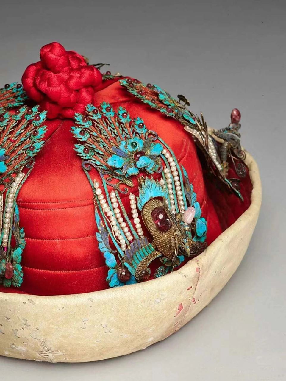 5公分 坤秋帽,亦称飘带冠,为清代后妃与旗人妇女冬季