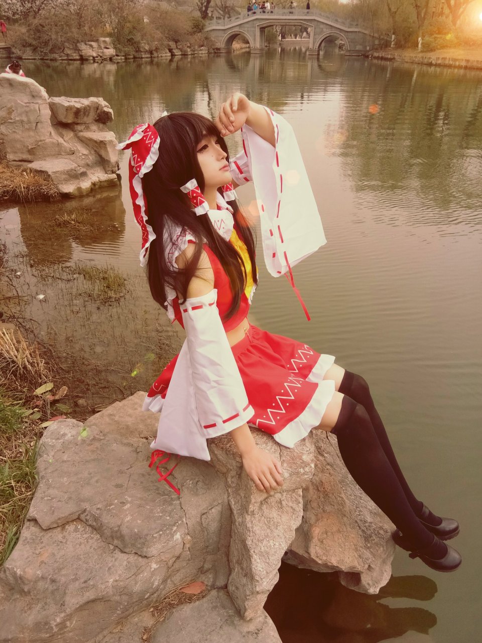 博丽灵梦cos cos:肥皂 x:妮可妮可妮～ 貌似原作者说他是男生,女装cos