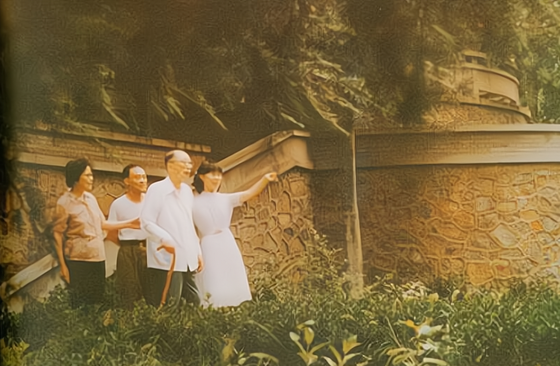 1984年,年过八旬的聂荣臻在女儿聂力,女婿丁衡高和孙女聂菲的陪伴下