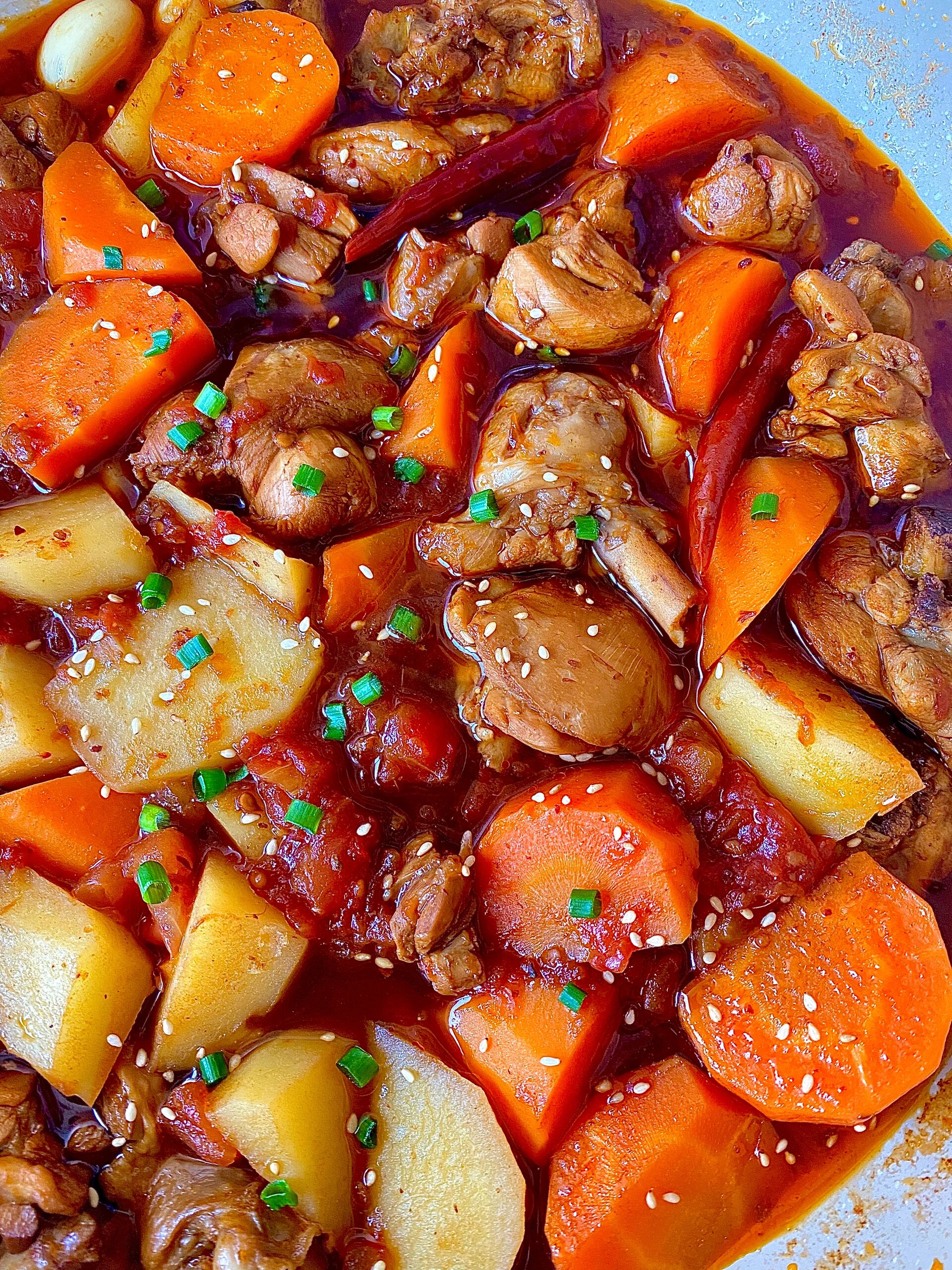 有一次,我和朋友们一起去一家火锅店尝试了番茄火锅鸡,那独特的卫道