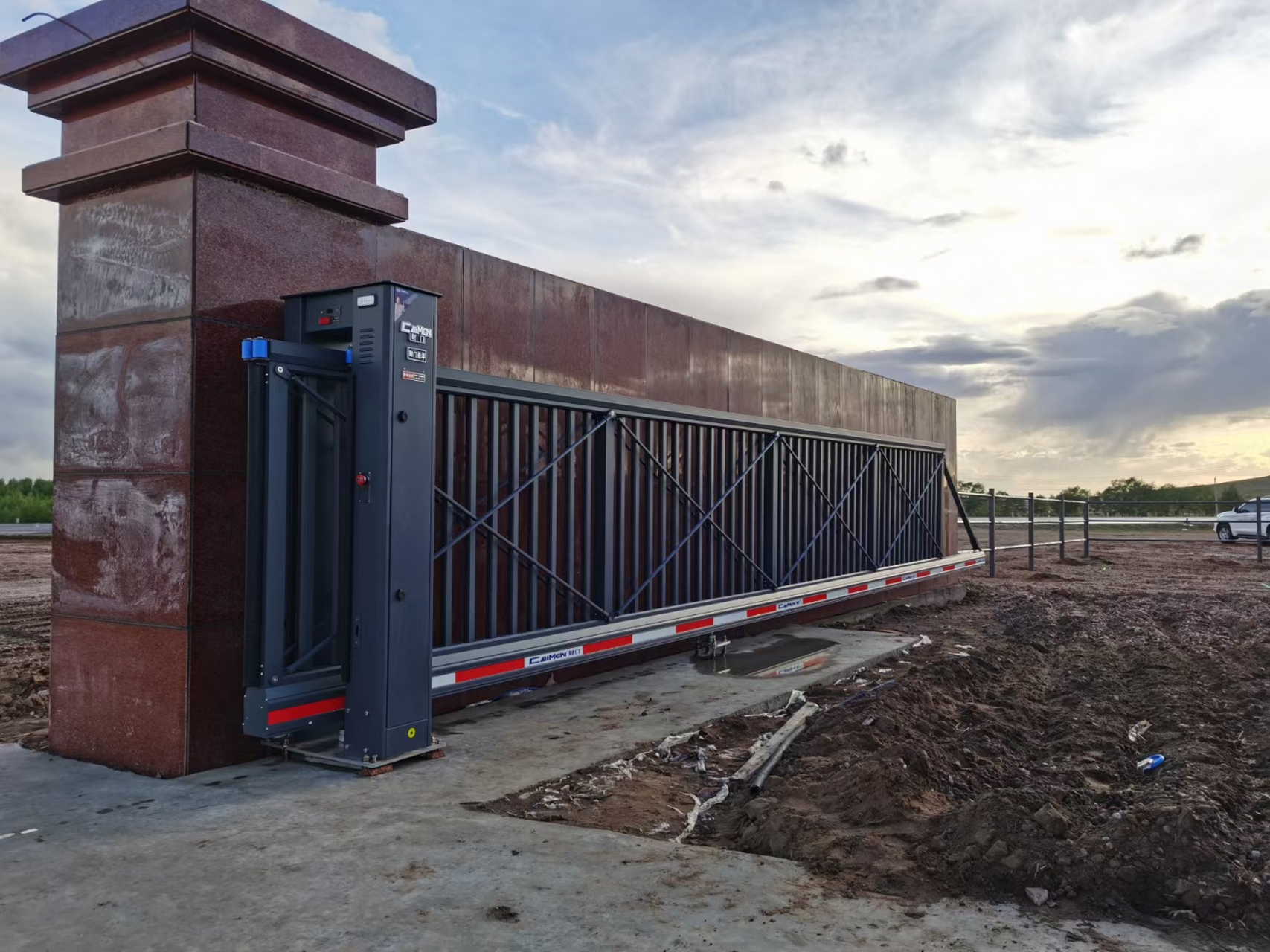 针对工厂环境选择#衡水电动门# 时,应考虑以下特点以确保门的实用性