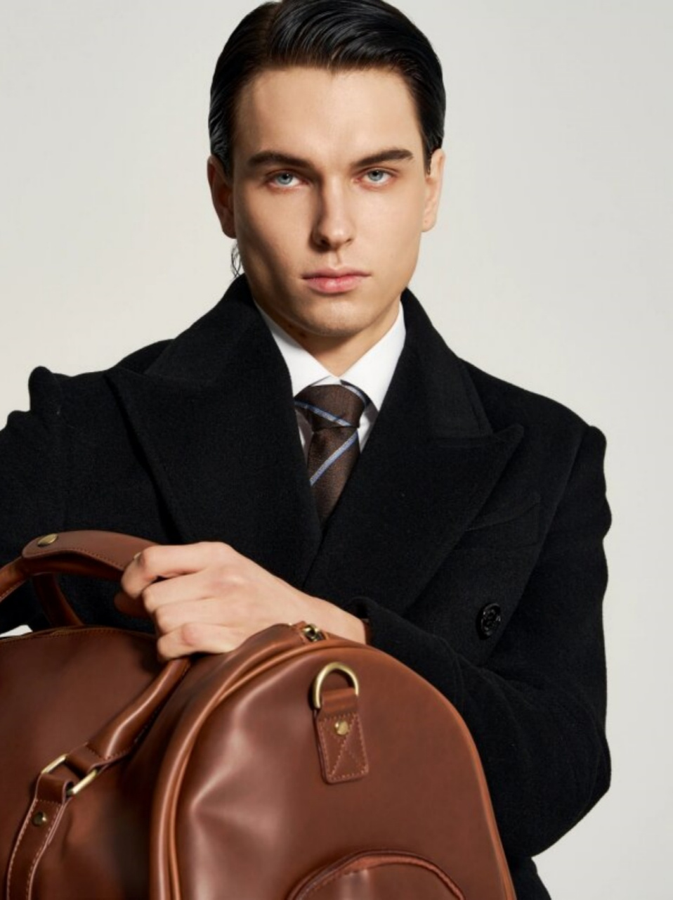 📸 镜头下的男士,身着复古风格的商务男装,散发着浓郁的英伦葡ⅱ