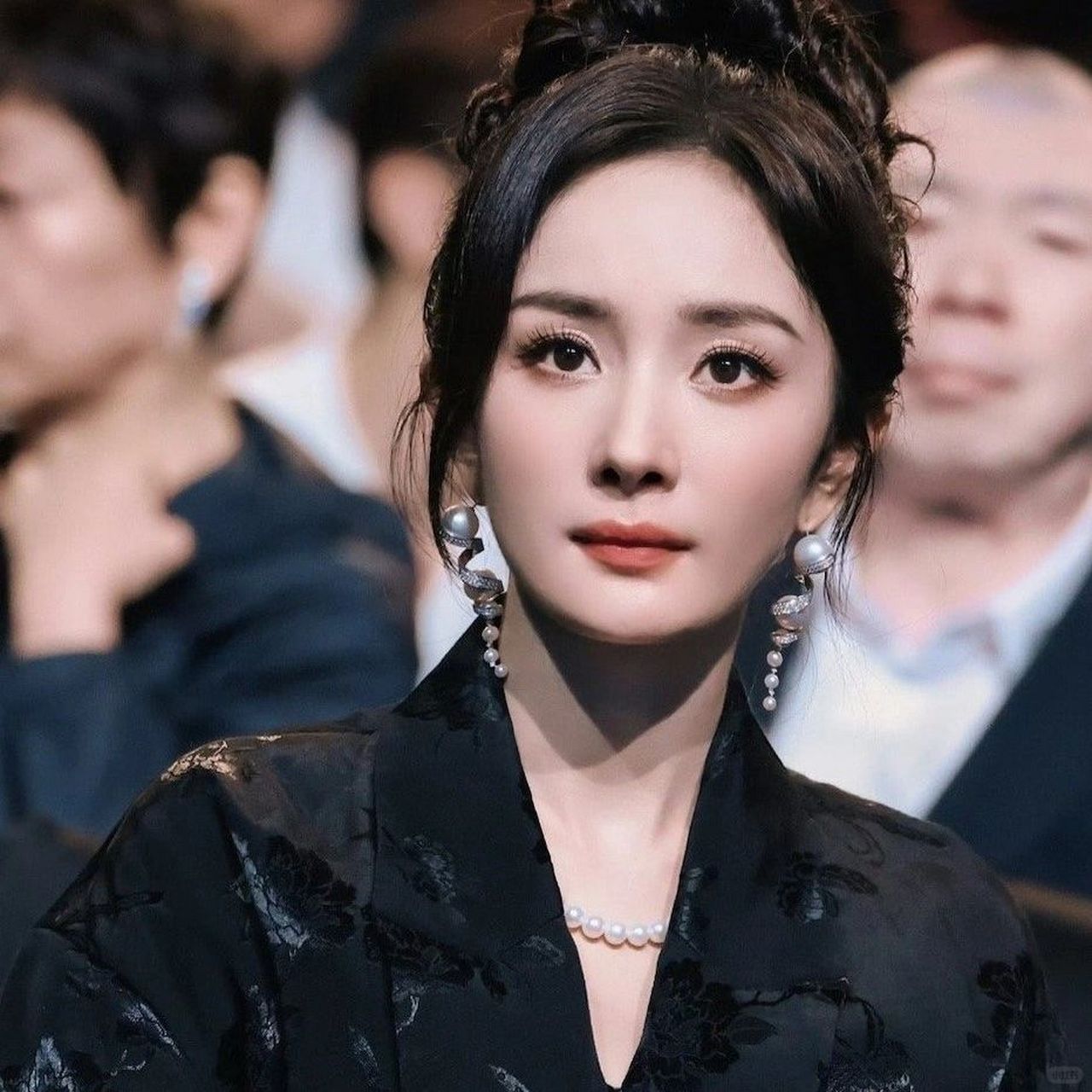 杨幂双眼皮之谜  亲们,最近我可是在琢磨一件事儿,咱们都熟悉的大幂幂