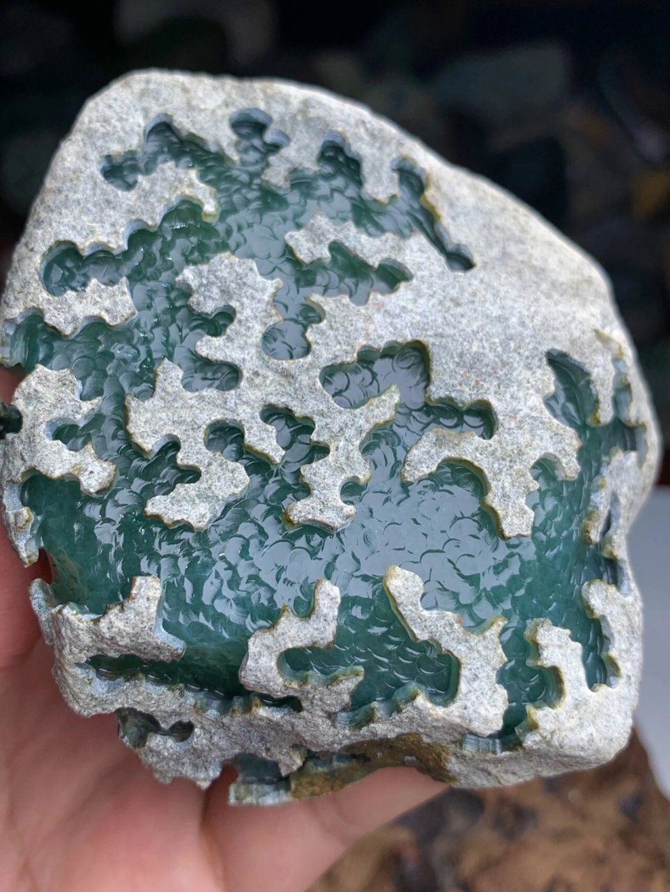 点击头像看直播# #翡翠原石#墨翠的主要矿物为绿辉石,含有少量的佑耨