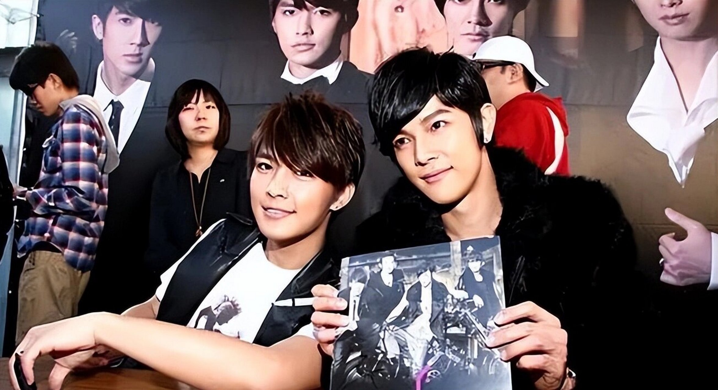 笑死75汪东城这是赤裸裸无视炎亚纶啊   大晚上的,我真是要被笑醉了