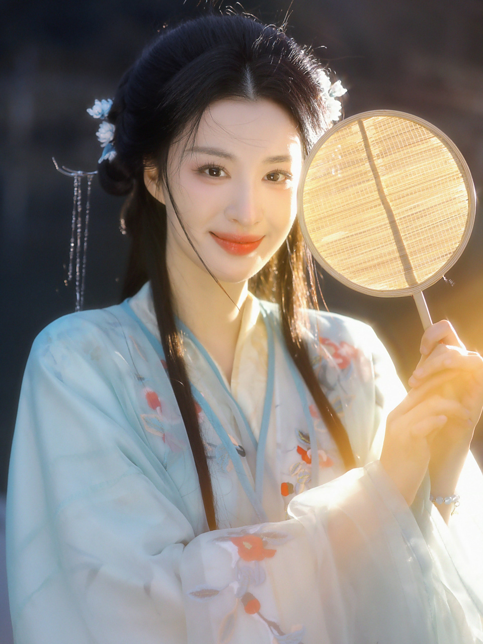 王楚然淡蓝色薄纱古装,清新脱俗～ 王楚然元宵节营业,一身淡蓝色薄纱