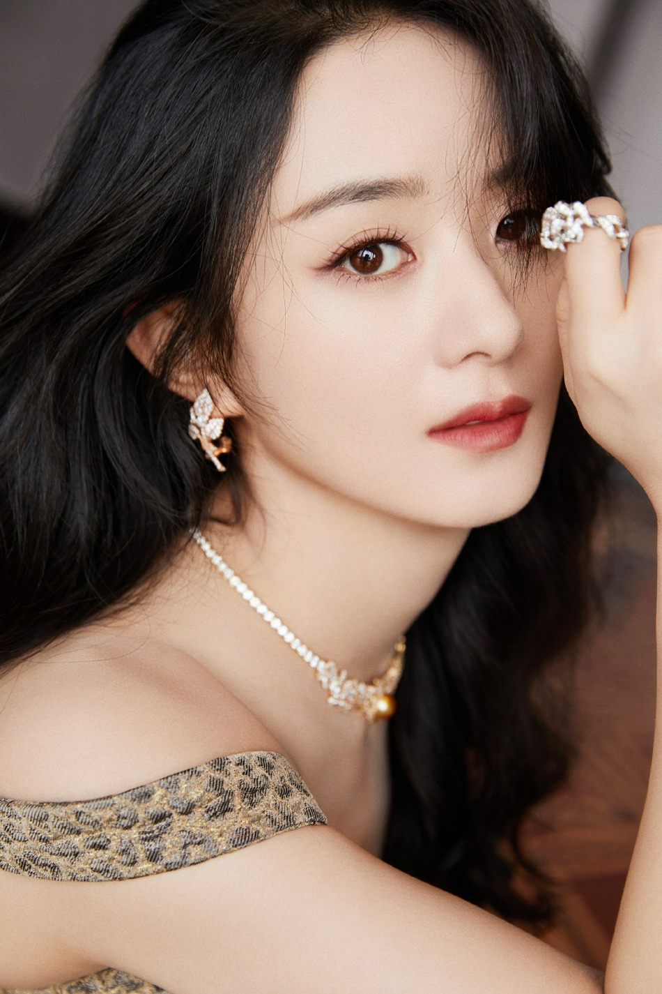 赵丽颖和男友国外逛街被拍?