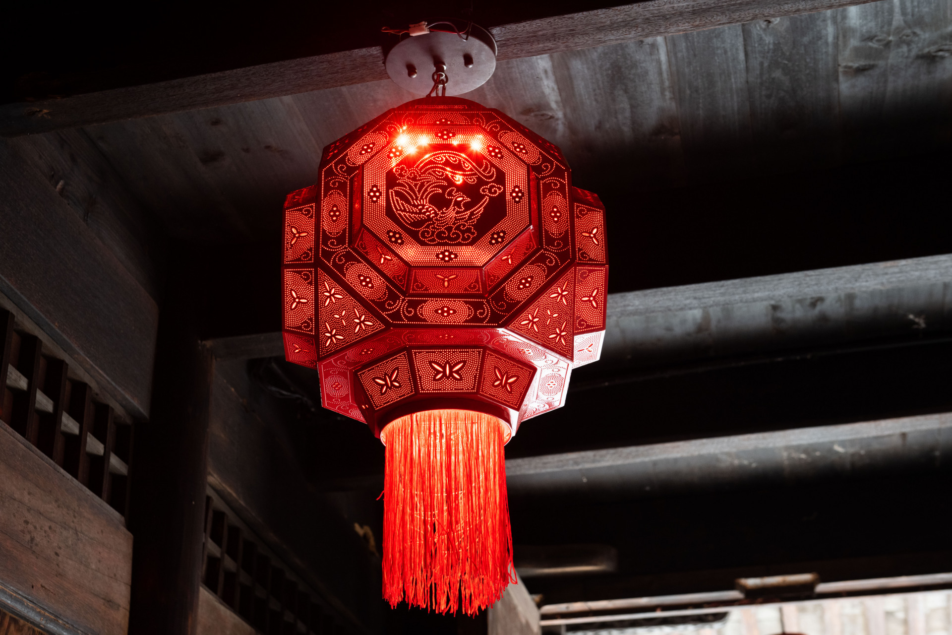 仙居皤滩古镇的针刺无骨花灯,是独一无二的传统花灯,没有花哨的绘画