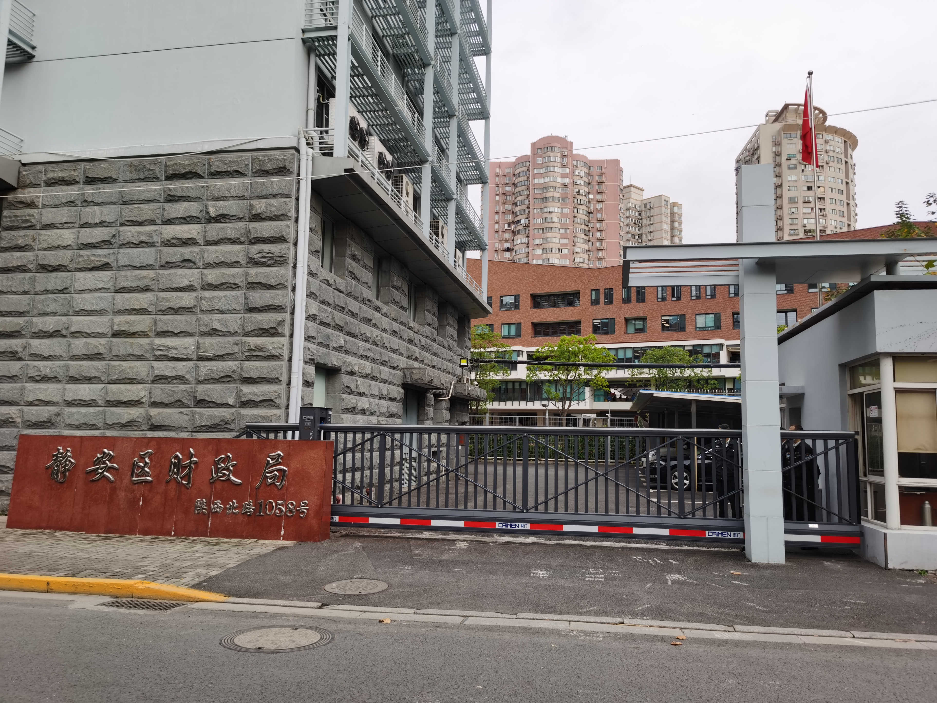 上海学校电动伸缩门雨雪天应该注意什么?