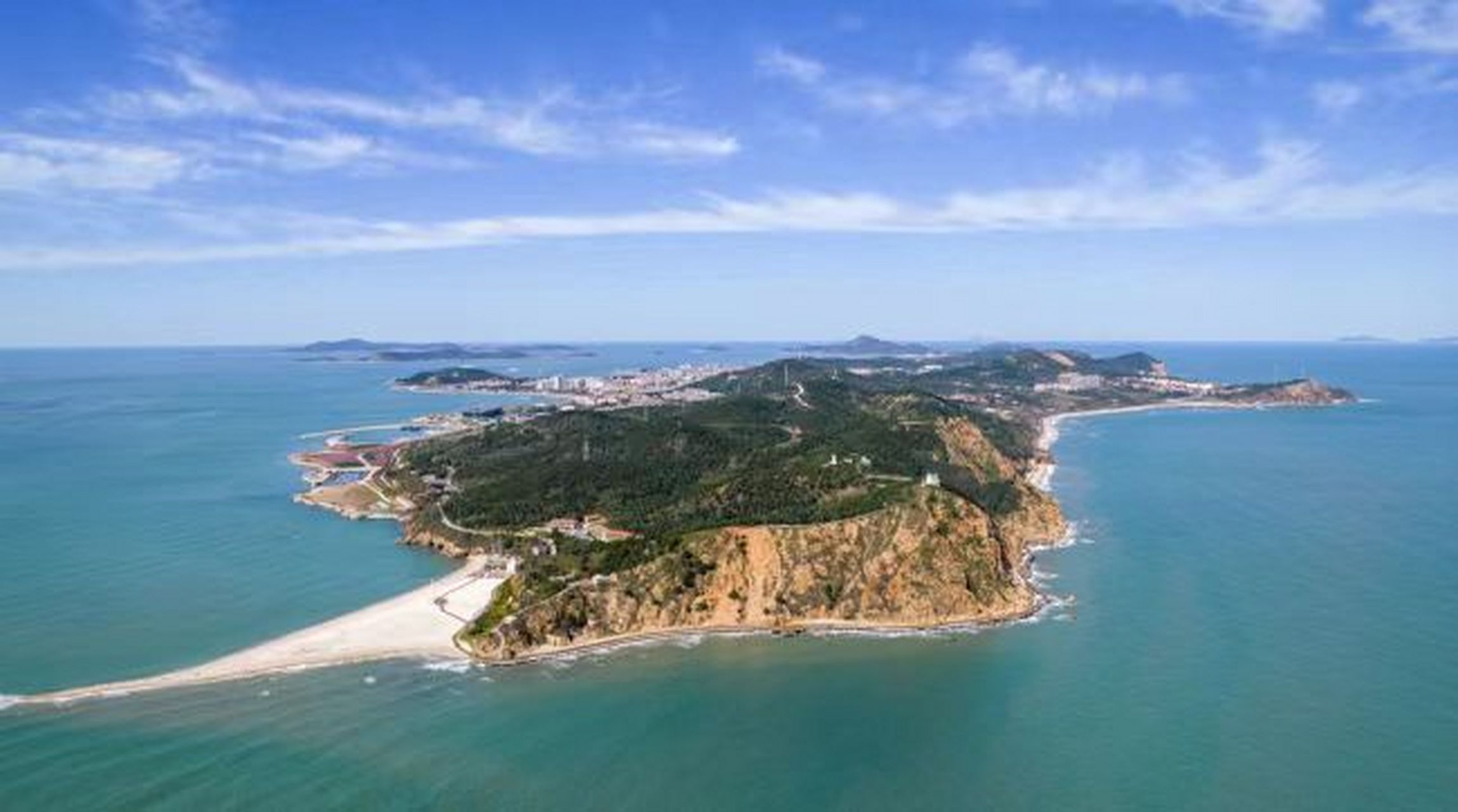 烟台长岛是中国最大海岛县,拥有151个岛屿和1878公里海岸线.