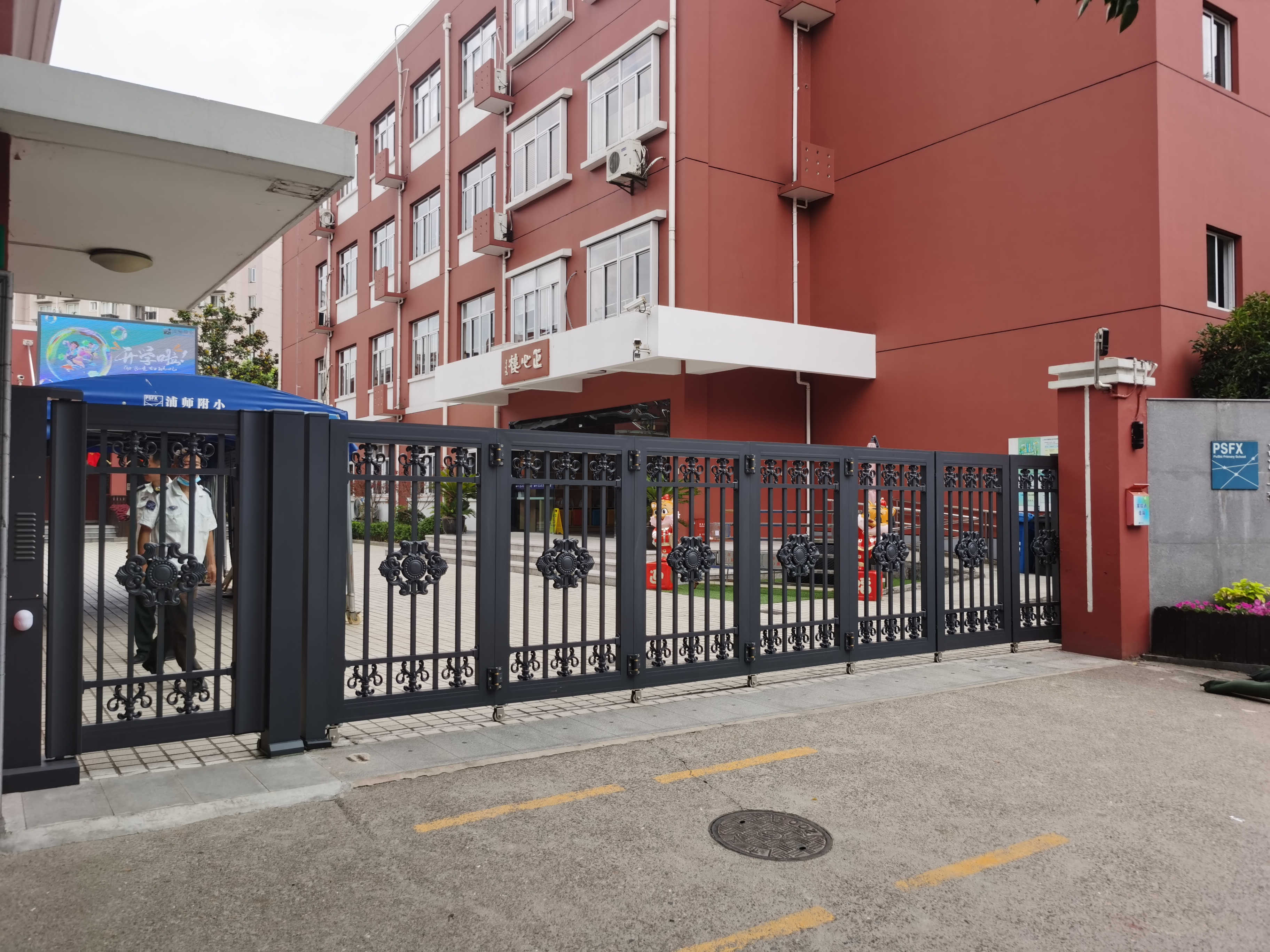 上海学校电动伸缩门雨雪天应该注意什么?