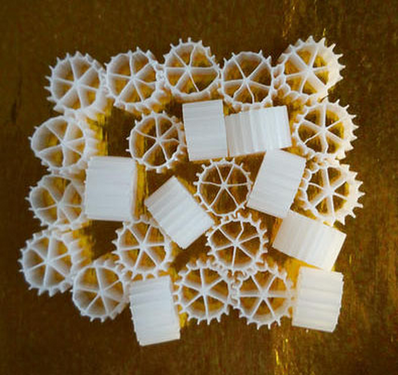 填料挂不上膜的原因包括填料和膜的特性不匹配,操作过程细节不当,设备