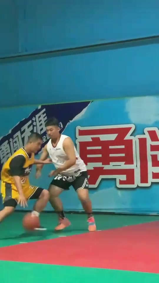 转圈篮球内线脚步勾手老大爷