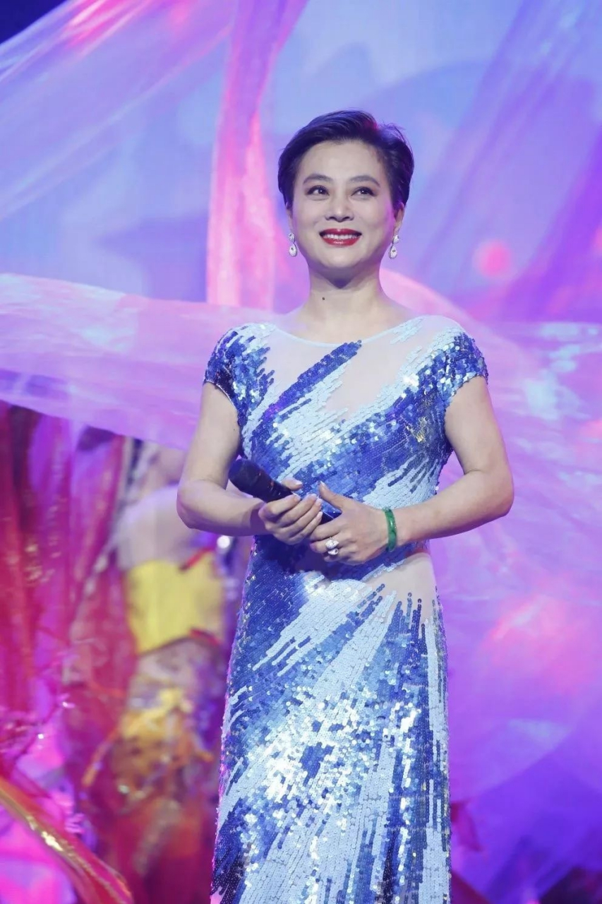 李玲玉,被誉为"甜歌皇后",她的歌声如同春风拂面,甜美动人