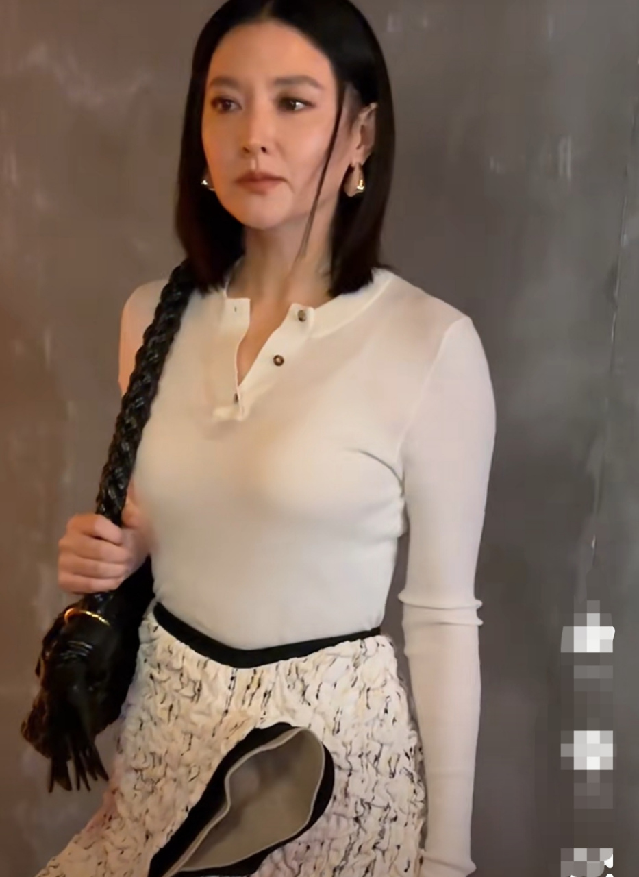 53岁李英爱时装周生图,这个状态怎么样?韩国人还真的很钟爱油光肌呀!