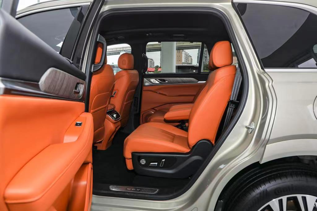 内饰方面的确良心,皮质的方向盘材质,仿皮的真皮座椅带加热.