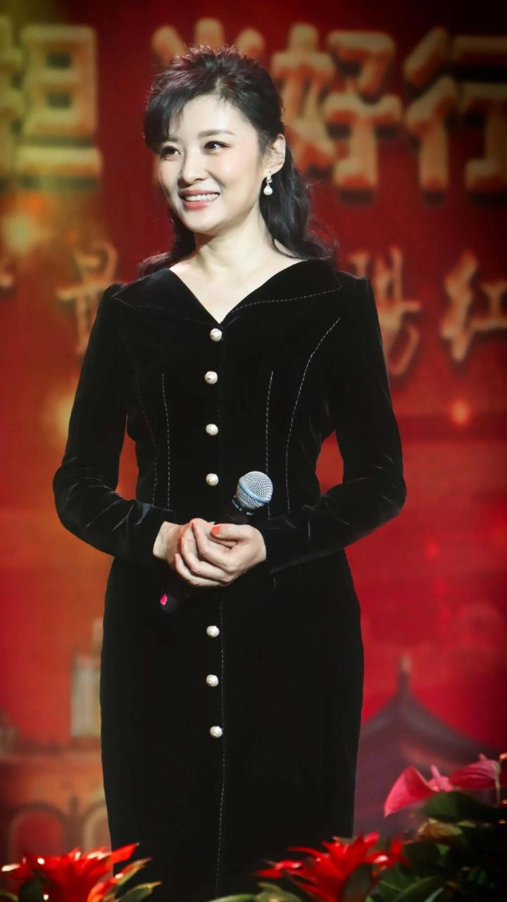 1995年8月,周涛调入央视,担任直播节目《综艺大观》的主持人,那时候