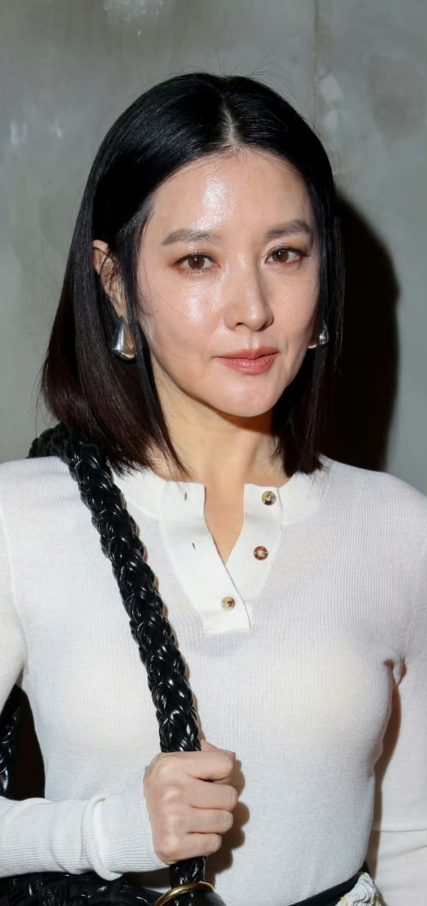 53岁李英爱时装周生图,这个状态怎么样?韩国人还真的很钟爱油光肌呀!