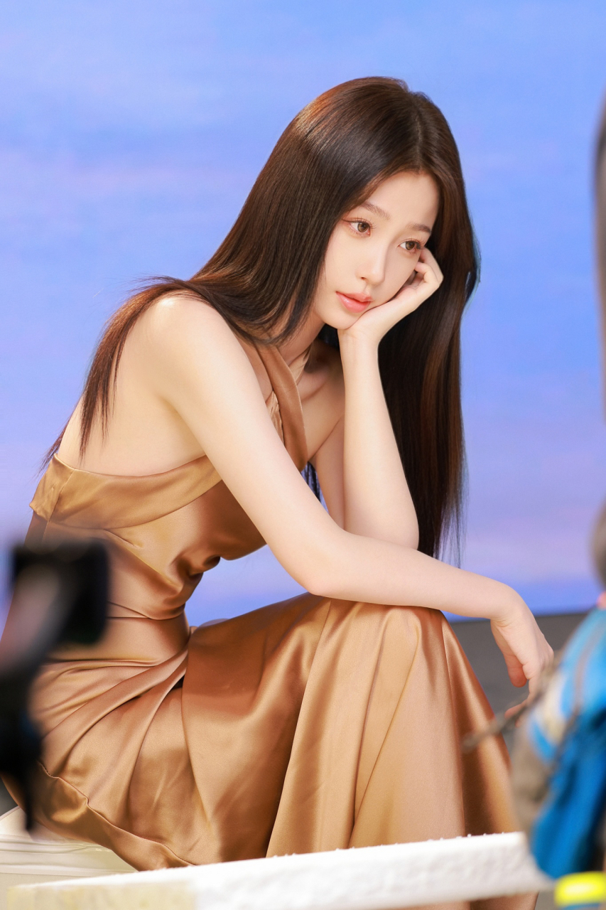 虞书欣金色缎面长裙