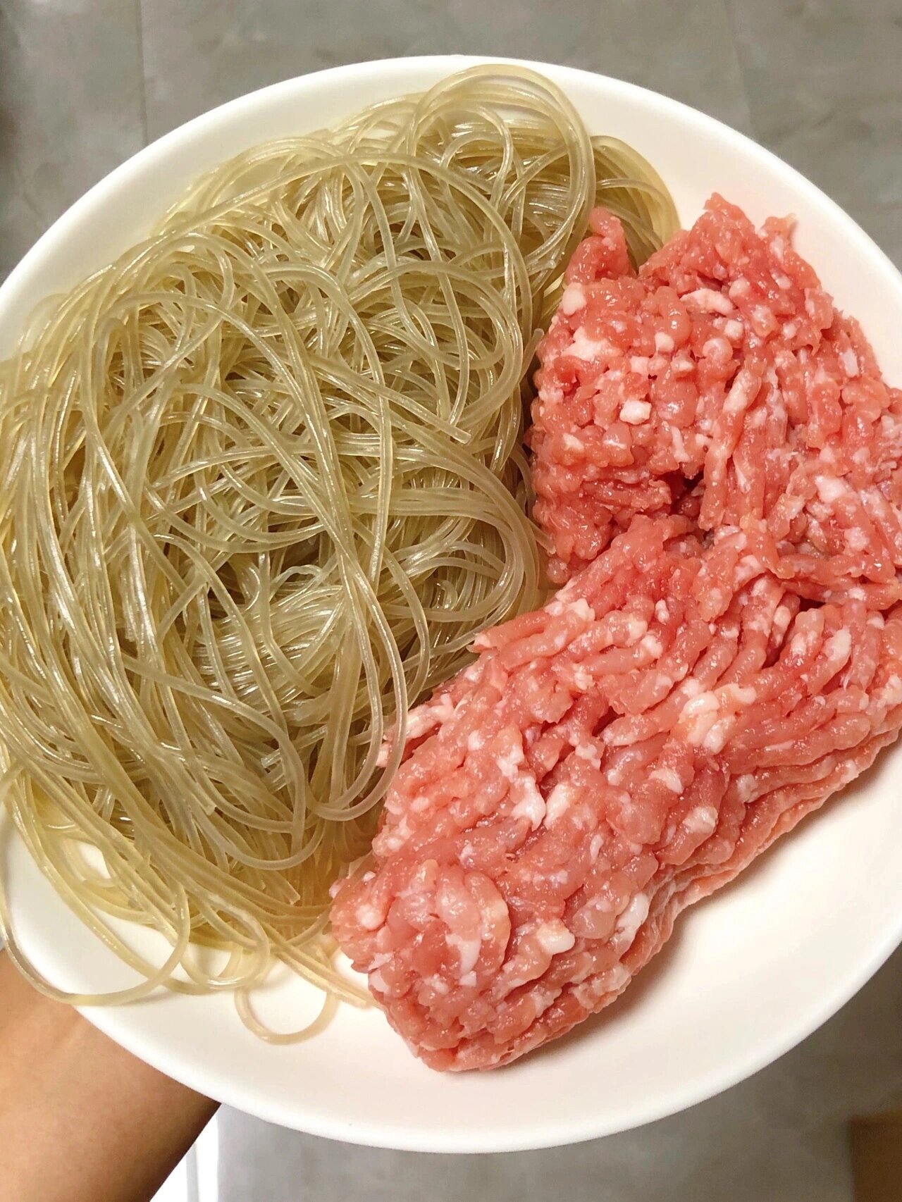 1红薯粉条用热水提前泡一小时 	 2油锅炒姜末蒜末再加入肉末炒熟