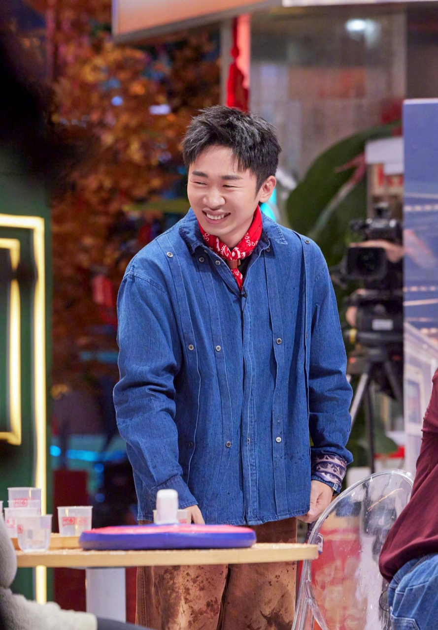 这竟然是那个综艺达人杨迪,现在的化妆术如此神奇.