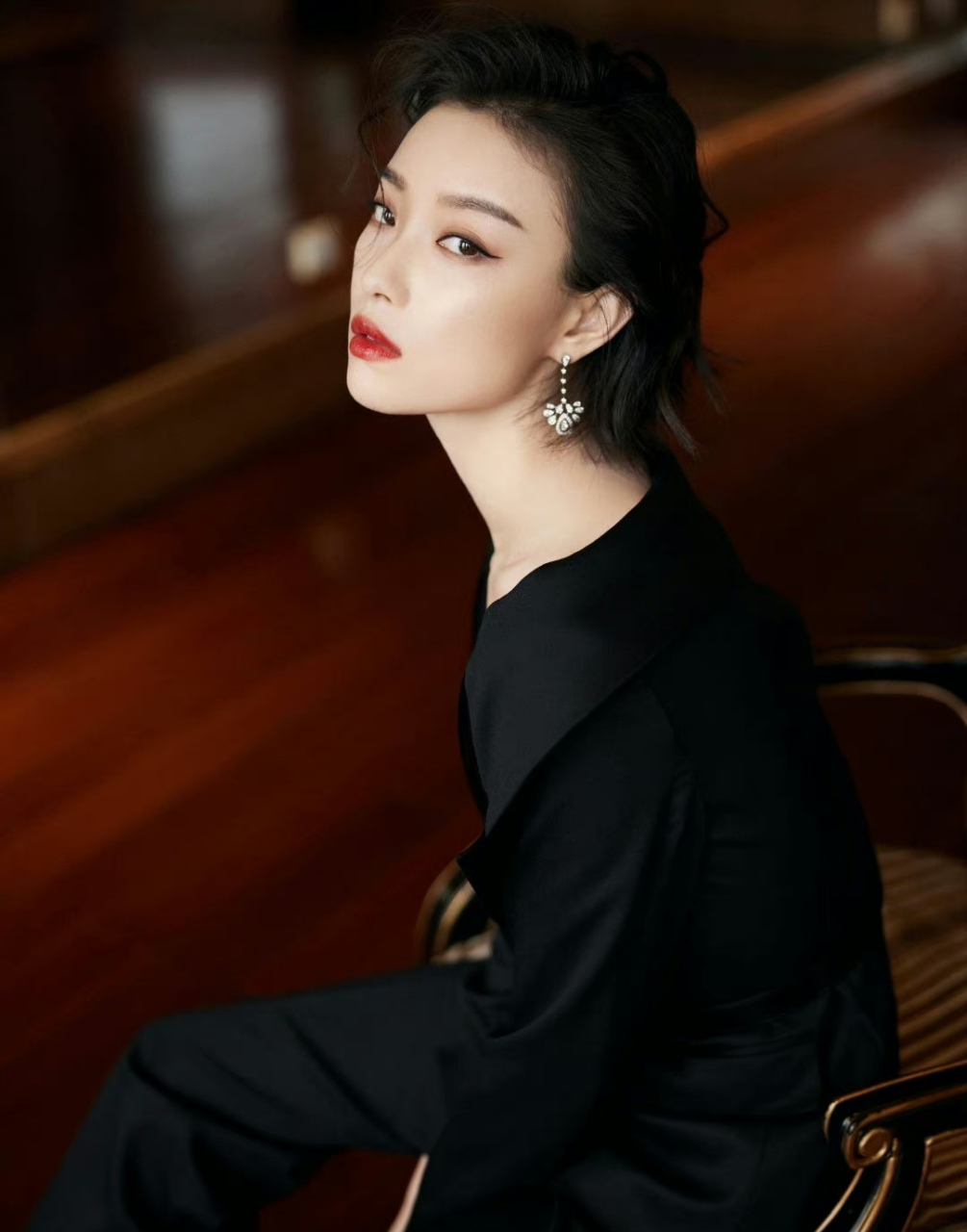 感觉倪妮好适合短发,比她长头发更飒,五官更鲜明了.