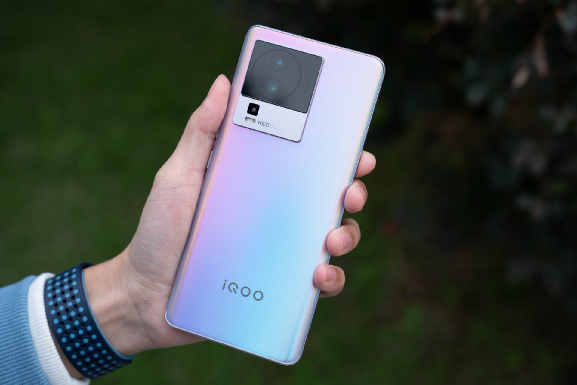 iqooneo7se是vivo旗下中高端手机,如今降价至千元机价位,搭载天玑8200