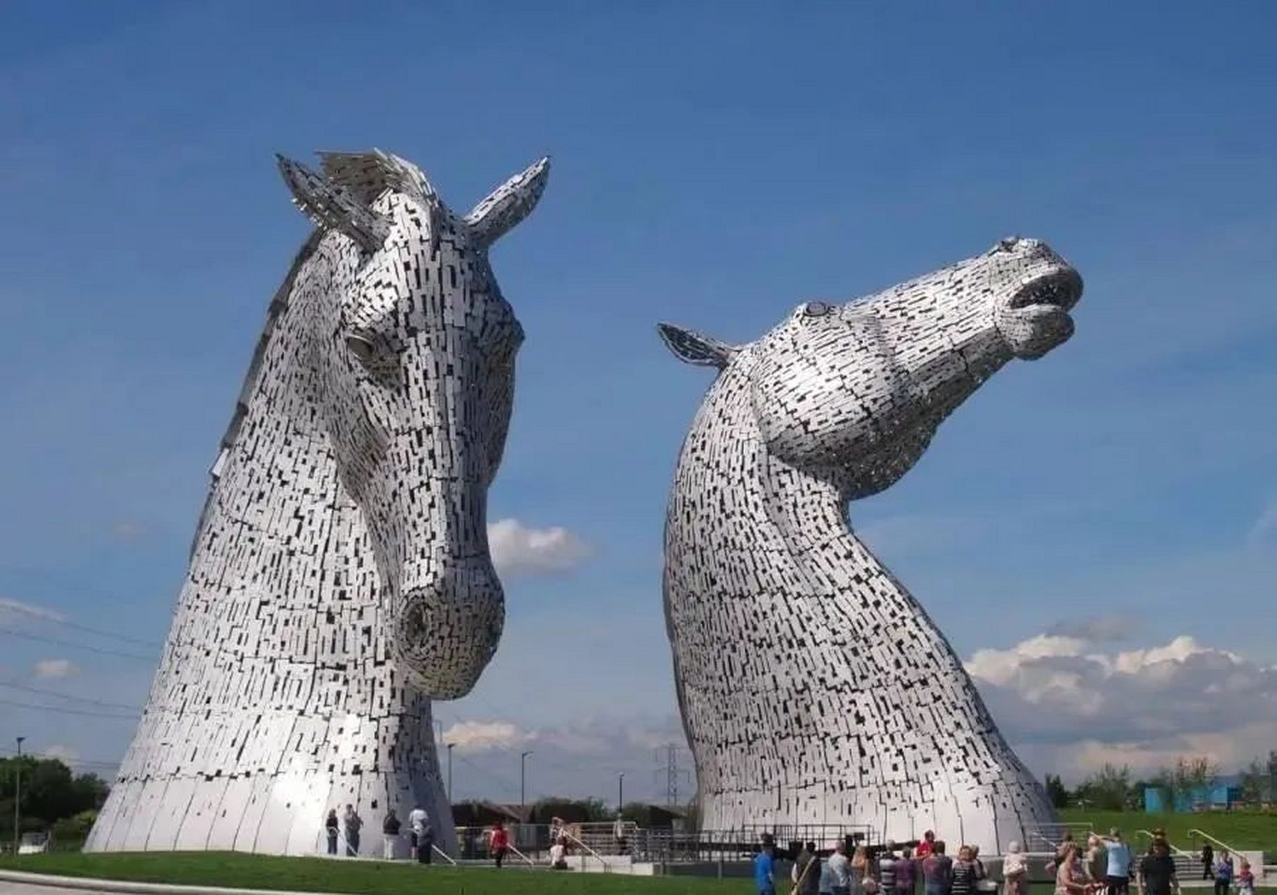 最大的马雕,苏格兰海蛇约300吨  传说中,海蛇是一种可以变形的水中生