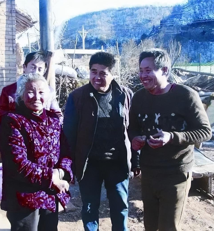 陈天强自小失去了父母,都是同村的人照顾他长大的