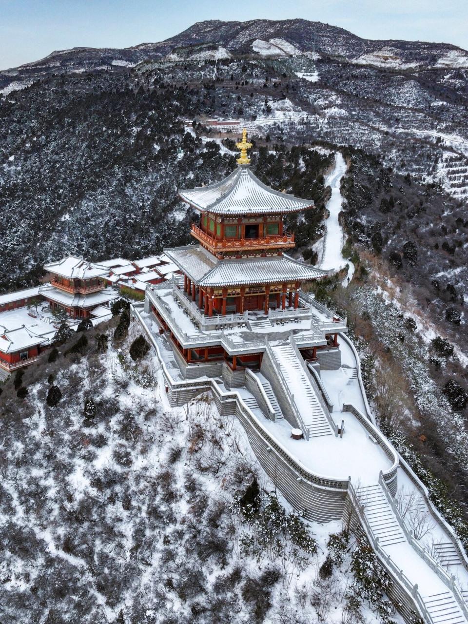 太原太山遇见传说中的天宫宫阙 雪后的太原太山龙泉寺,白雪红墙,古柏
