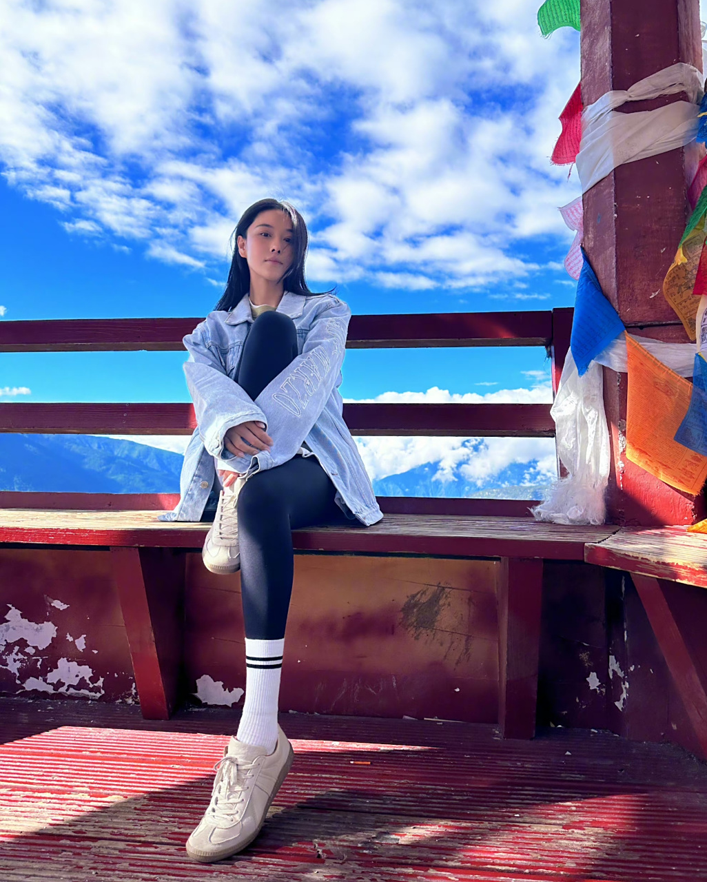张馨予最新出游美拍来了,蓝天白云景色如春,张馨予身着蓝色牛仔外套