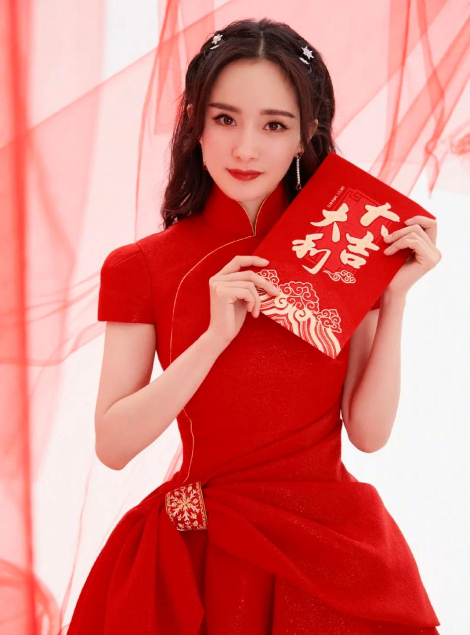 杨幂春晚红衣造型,又喜庆又美丽!好喜欢这样的颜色!