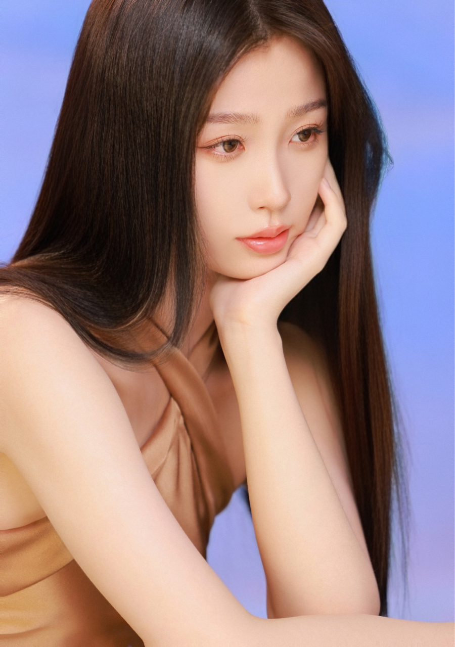 虞书欣金色缎面长裙