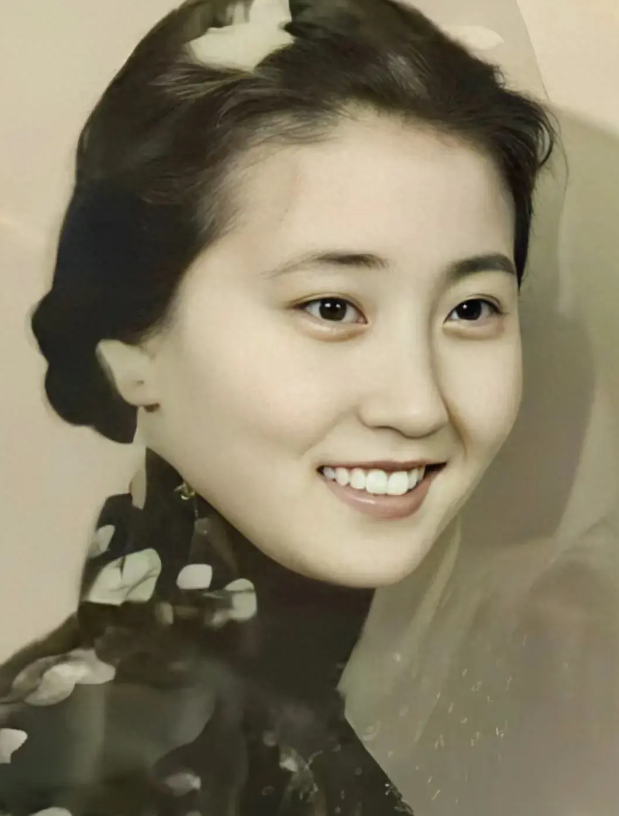 这是1943年,蒋英在欧洲留学期间,一张罕见的生活照,照片中的蒋英,正值