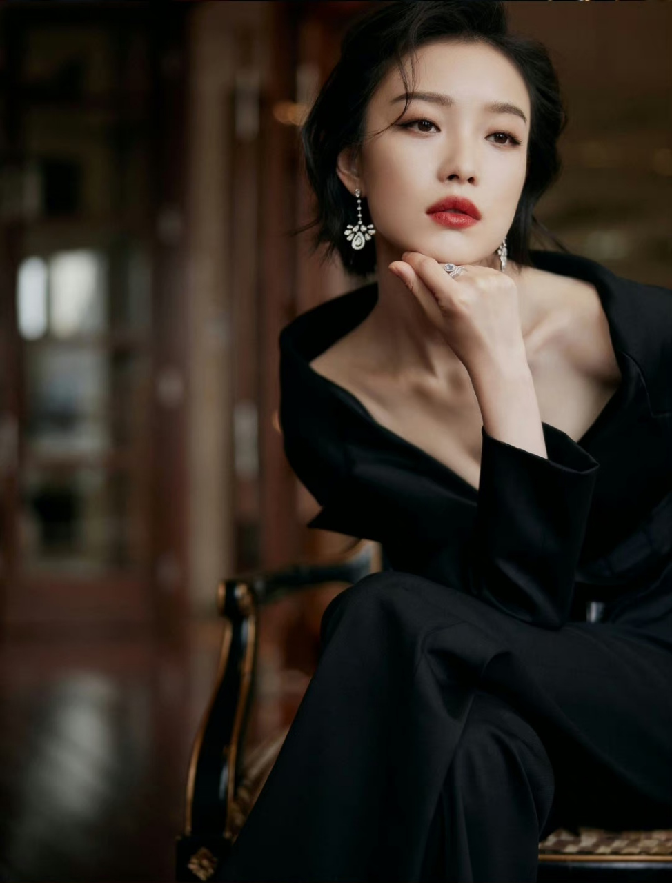 感觉倪妮好适合短发,比她长头发更飒,五官更鲜明了.