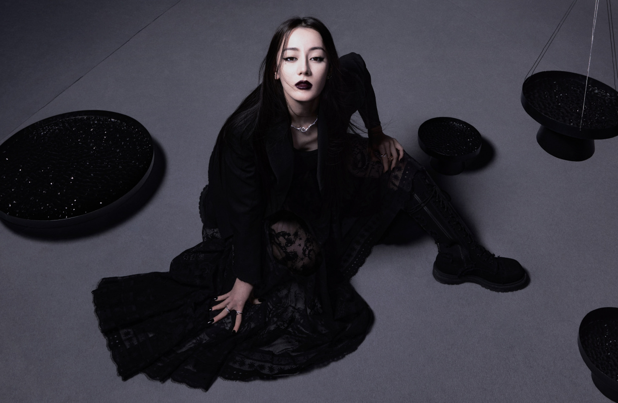 迪丽热巴暗黑骑士杂志封面3套迪奥高定黑唇魔女妆好霸气